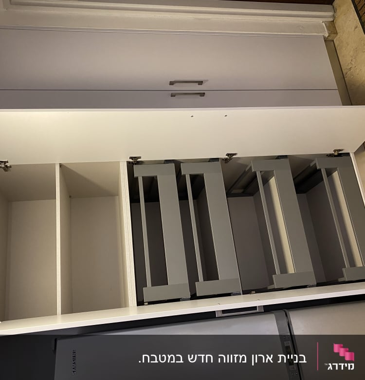 ארון פתוח עם מדפים ומסגרות עץ אפורות
